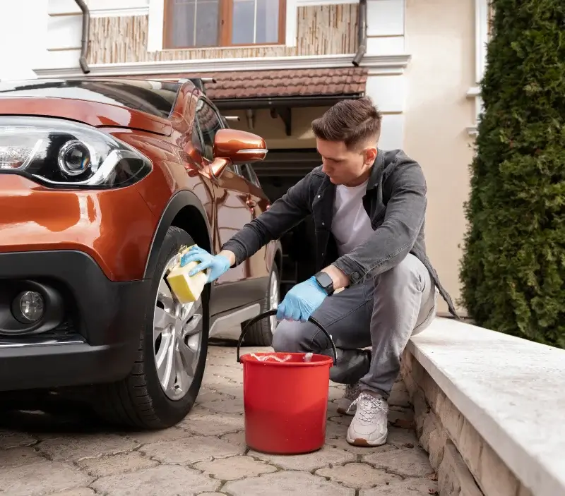 Lavage auto à domicile Marcé-sur-Esves : professionnel intervenant sur un véhicule